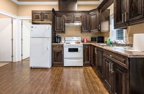Surrey Newton House | Dream home 1 A suite (kitchen, own entrance )