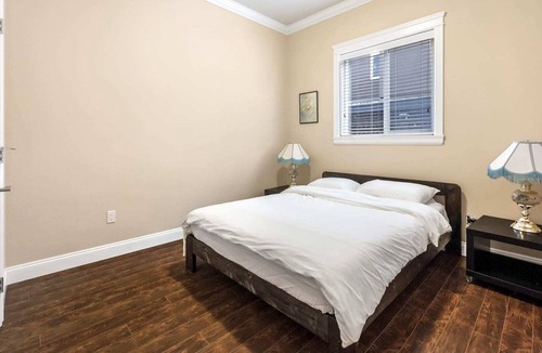 Surrey Newton House | Dream home 1 A suite (kitchen, own entrance )