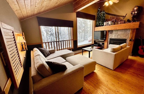 Big White Ski Resort Ski Chalet | Dreamy Big White Chalet ski in/ski out with Hot Tub