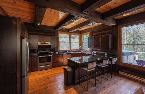 Lac-Superieur Ski Chalet | Dreamy Cozy 5 bedroom Chalet with spa, pool, tennis,lake