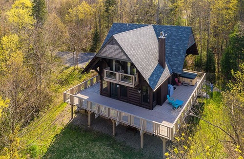 Lac-Superieur Ski Chalet | Dreamy Cozy 5 bedroom Chalet with spa, pool, tennis,lake
