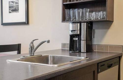 East Kootenay Condo | Driftwood Den | Ski-In/Out | Hot Pools | Fireplace