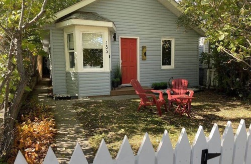 Drumheller House | Drum Cottage | Sleeps 7 | Fenced Backyard with BBQ