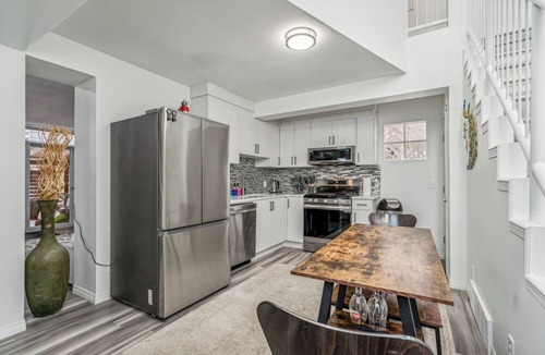 Hillhurst House | DT 5BR House | 2 Suites, 7 Bed+Sofa Bed, Sleeps 15