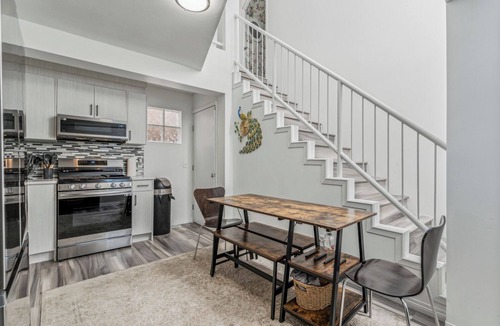 Hillhurst House | DT 5BR House | 2 Suites, 7 Bed+Sofa Bed, Sleeps 15