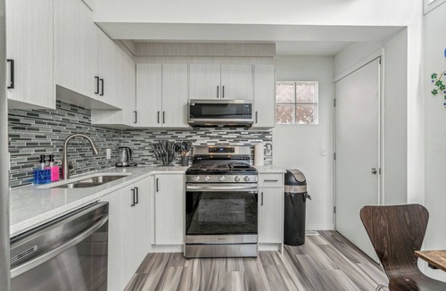 Hillhurst House | DT 5BR House | 2 Suites, 7 Bed+Sofa Bed, Sleeps 15