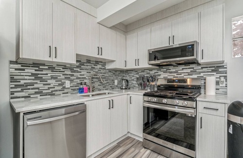 Hillhurst House | DT 5BR House | 2 Suites, 7 Bed+Sofa Bed, Sleeps 15
