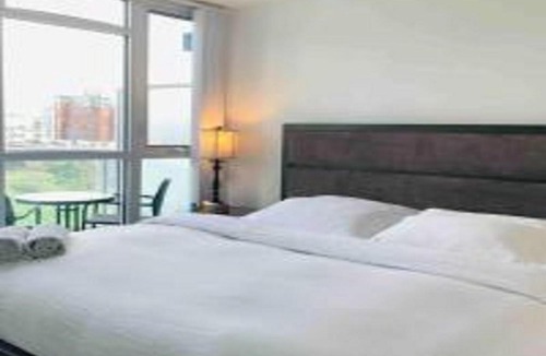CityPlace Apartment | DT King BR + den & balcony
