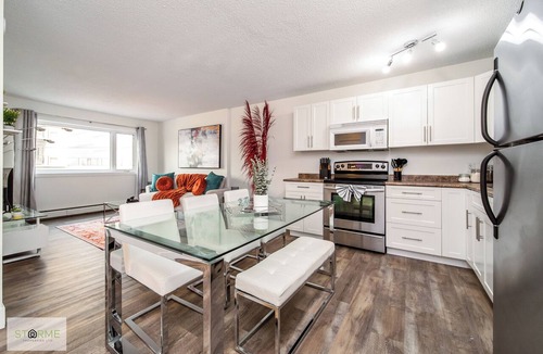 Downtown Edmonton Apartment | DT River Valley Condo | King Bed | Wifi |