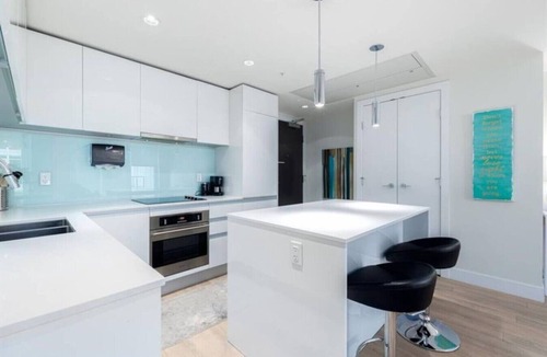 Victoria Park Apartment | DT Skyline Views | UG Parking | Mins to Saddledome