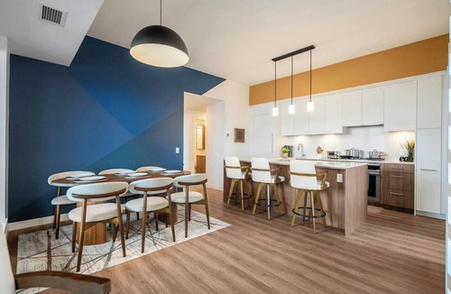 Downtown Calgary Condo | Dt Spacious and Vibrant | King Bed| Outdoor Patio