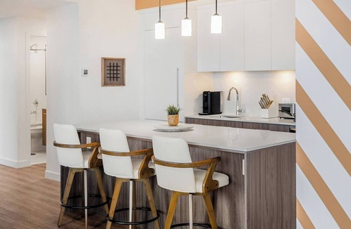 Downtown Calgary Condo | Dt Spacious and Vibrant | King Bed| Outdoor Patio