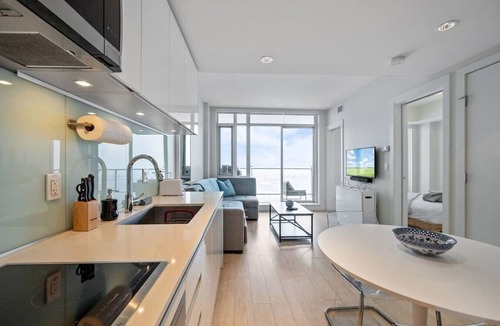 Beltline Apartment | DT Views | AC | Pullout Couch | Mins to Saddledome
