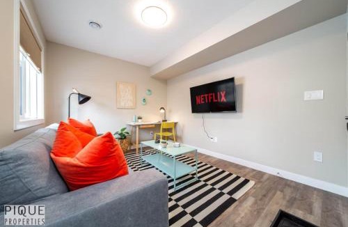 Old Strathcona Apartment | Dual-Suite Getaway - Sleeps 12 - Whyte Ave - NFLX
