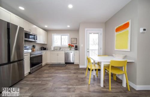 Old Strathcona Apartment | Dual-Suite Getaway - Sleeps 12 - Whyte Ave - NFLX