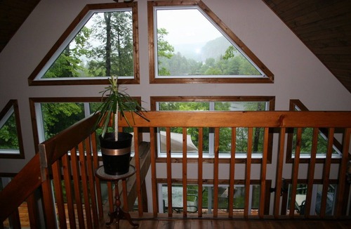 Val-des-Monts Ski Chalet | Eagle Nest Cottage. Waterfront cottage with astonishing views. Summer retreat.