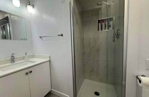 Renfrew-Collingwood House | Earles Guest room in Vancouver East