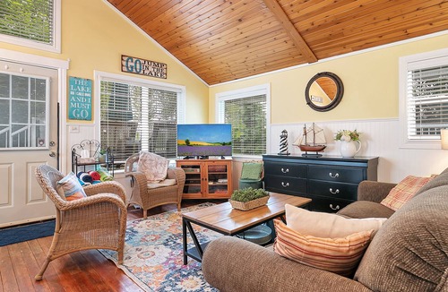 Sylvan Lake Cottage | EARLY BIRD DISCOUNT - ACROSS FROM LAKE - PRIME LOCATION!!!!