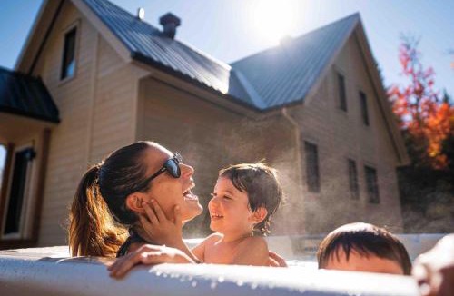 Les Eboulements Ski Chalet | Eastman 73: Hot Tub, Pool Table & Summer Nights