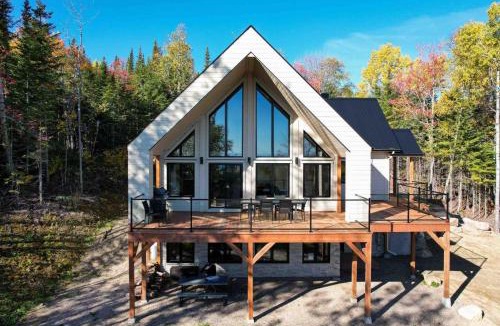 Les Eboulements Ski Chalet | Eastman 73: Hot Tub, Pool Table & Summer Nights