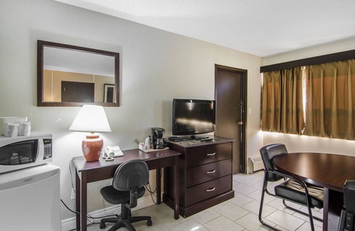 Lloydminster Hotel | Econo Lodge