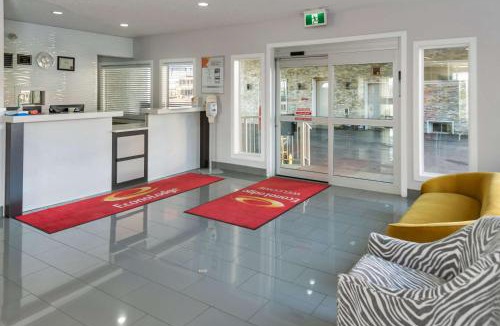 Medicine Hat Hotel | Econo Lodge Inn & Suites