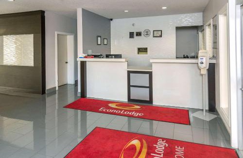 Medicine Hat Hotel | Econo Lodge Inn & Suites