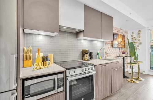 Garden District Hotel | Econo Suites DT