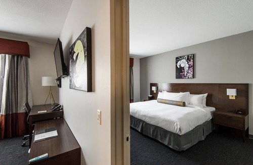Whitehorse Hotel | Edgewater Hotel