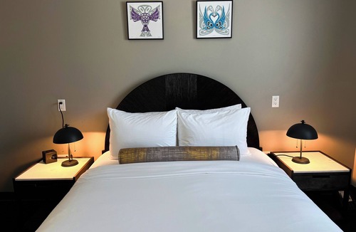 Whitehorse Hotel | Edgewater Hotel