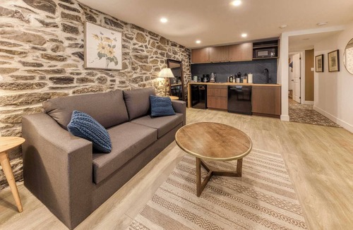 Vieux-Quebec-Cap-Blanc-colline Parlementaire Hotel | Elegant 1-Bed Suite | Charming Historic Building in Old Quebec