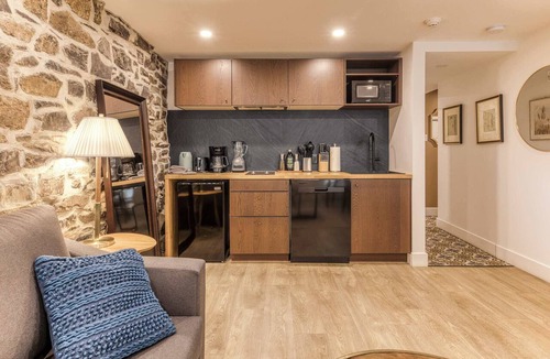 Vieux-Quebec-Cap-Blanc-colline Parlementaire Hotel | Elegant 1-Bed Suite | Charming Historic Building in Old Quebec