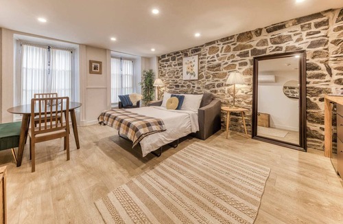 Vieux-Quebec-Cap-Blanc-colline Parlementaire Hotel | Elegant 1-Bed Suite | Charming Historic Building in Old Quebec