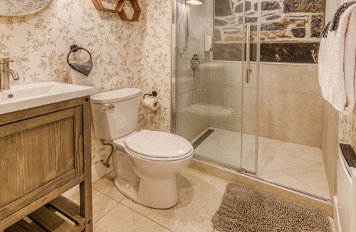 Vieux-Quebec-Cap-Blanc-colline Parlementaire Hotel | Elegant 1-Bed Suite | Charming Historic Building in Old Quebec