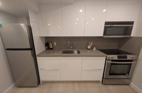 Richmond Hill House | Elegant 1BR Apartment w/Private Entrance & Parking