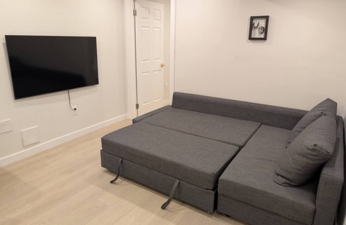 Richmond Hill House | Elegant 1BR Apartment w/Private Entrance & Parking