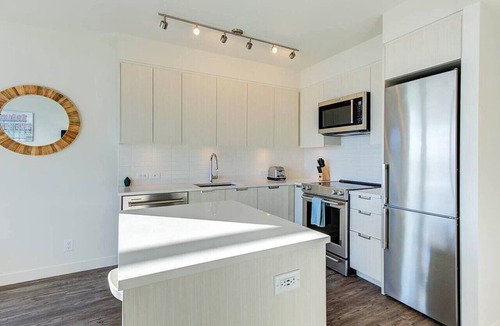 Metrotown Apartment | Elegant 1BR Apt with Skyline Views near Metropolis