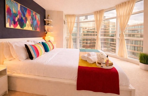 Wellington Place Hotel | Elegant 2BR Downtown Toronto Retreat Near Top Attractions