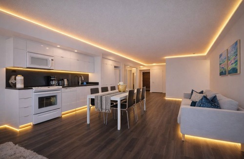 Wellington Place Hotel | Elegant 2BR Downtown Toronto Retreat Near Top Attractions