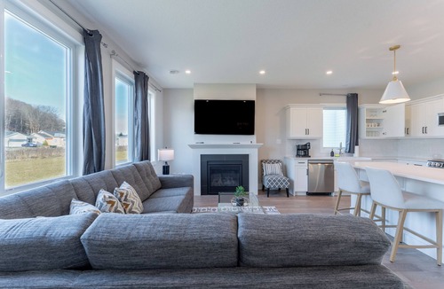 Southwold House | Elegant-4BR-retreat-Port Stanley