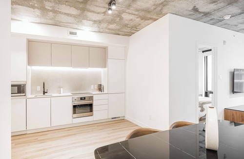 Shaughnessy Village Apartment | Elegant Comfort in Ville-Marie
