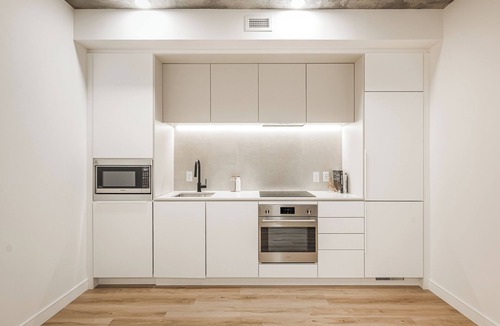 Shaughnessy Village Apartment | Elegant Comfort in Ville-Marie
