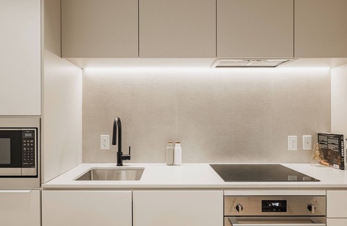 Shaughnessy Village Apartment | Elegant Comfort in Ville-Marie
