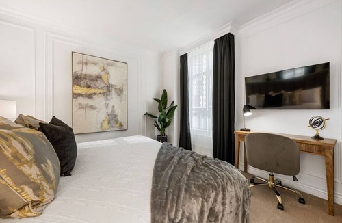 Central Hotel | Elegant Luxury: 2 Bed Canada Place - Self-Parking
