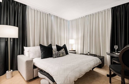 Central Hotel | Elegant Luxury: 2 Bed Canada Place - Self-Parking