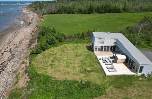 Lismore Apartment | Elegant Oceanfront Escape - hot Tub & Sauna - Private