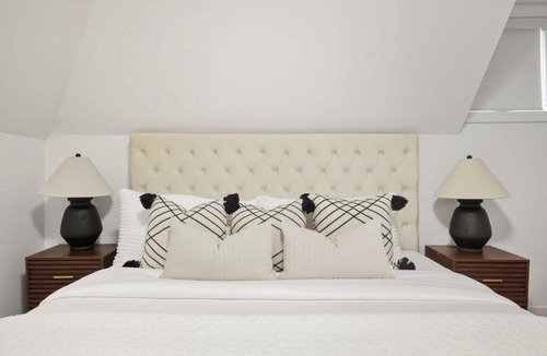 Parkdale Apartment | Elegant Parkdale 2BR 2 King Beds Sleeps 6