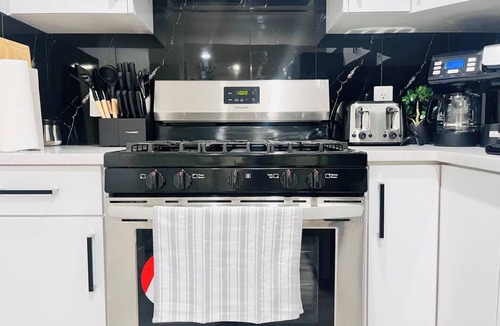 Southeast Edmonton Apartment | Elegant Suite| King Beds| Private Entrance| Wifi
