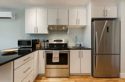 Plateau Mont Royal Apartment | Elegant & Sunny Flat in Trendy Le Plateau