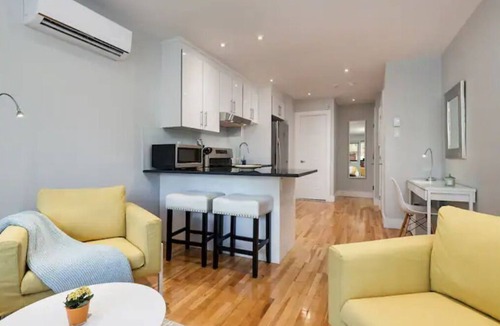 Plateau Mont Royal Apartment | Elegant & Sunny Flat in Trendy Le Plateau